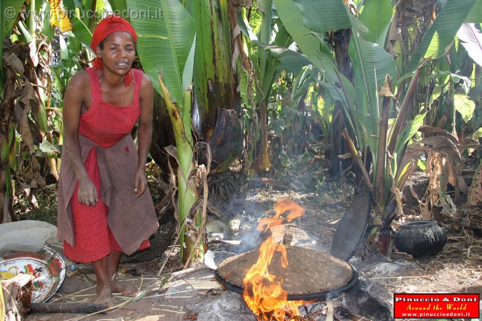 Ethiopia - Preparazione del kotcho pane tradizionale - 08.jpg